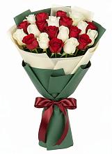 Букет Микс из красных и белых роз в Кусье-Александровский