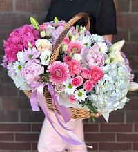 Композиция солнечный день в Кусье-Александровский Цветочная композиция из Розы, Хризантемы, Пионы и Лизиантусы в корзине в Кусье-Александровский