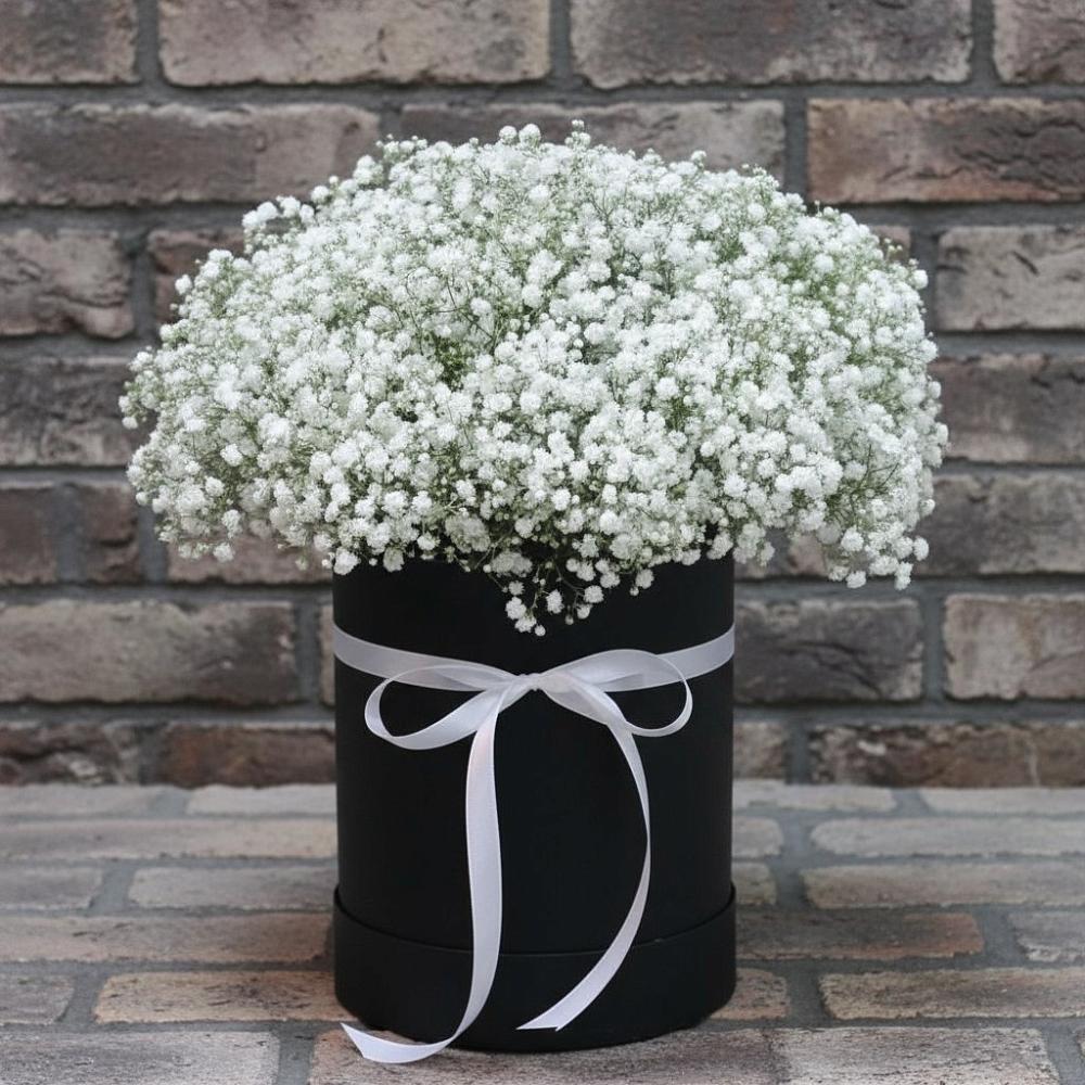 Цветочная композиция из Гипсофила в шляпной коробке в Кусье-Александровский