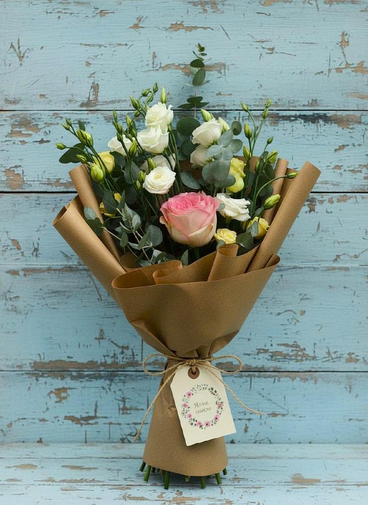 Букет цветов из: Розы и Лизиантусы в Кусье-Александровский