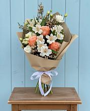 Букет цветов из:  Альстромерии, Лизиантусы, Розы и Хризантемы в Кусье-Александровский