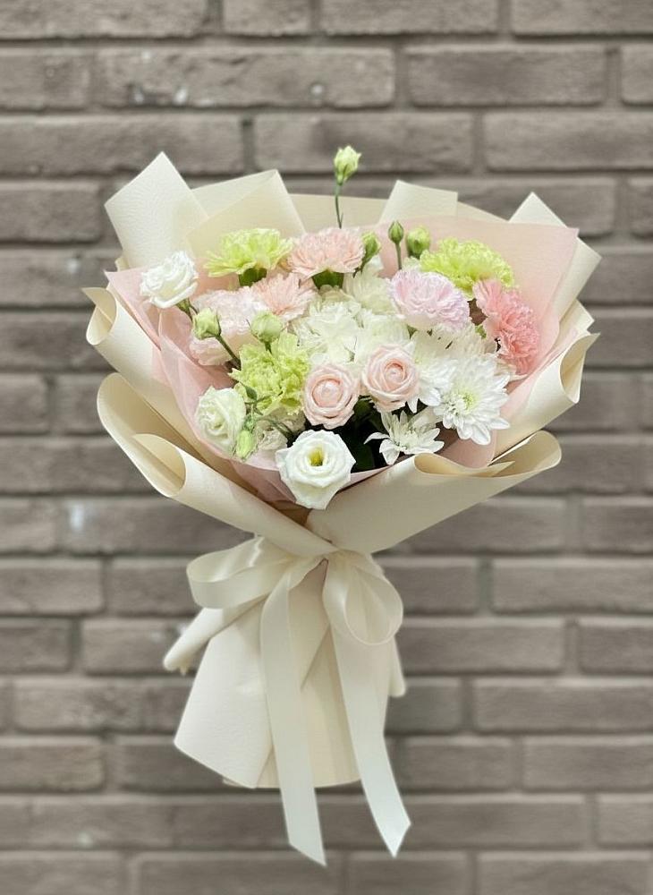 Букет цветов из: Гвоздики, Розы, Лизиантусы и Хризантемы в Кусье-Александровский