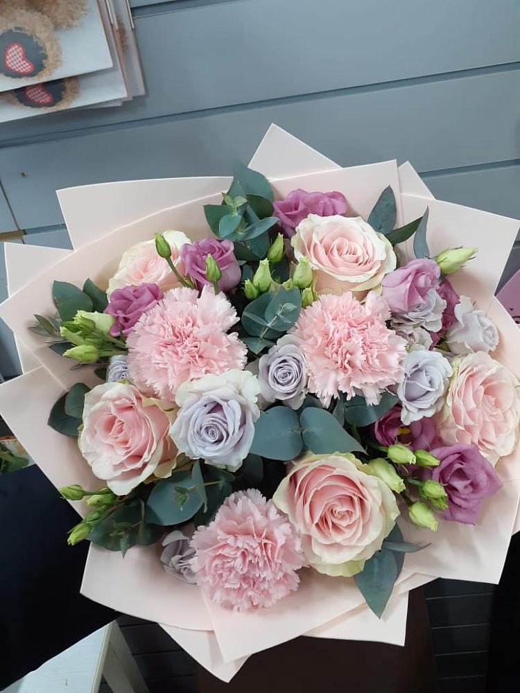 Букет цветов из: Розы, Гвоздики и Лизиантусы в Кусье-Александровский