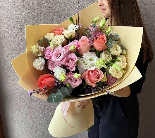 Букет цветов из: Розы, Лизиантусы и Гвоздики в Кусье-Александровский