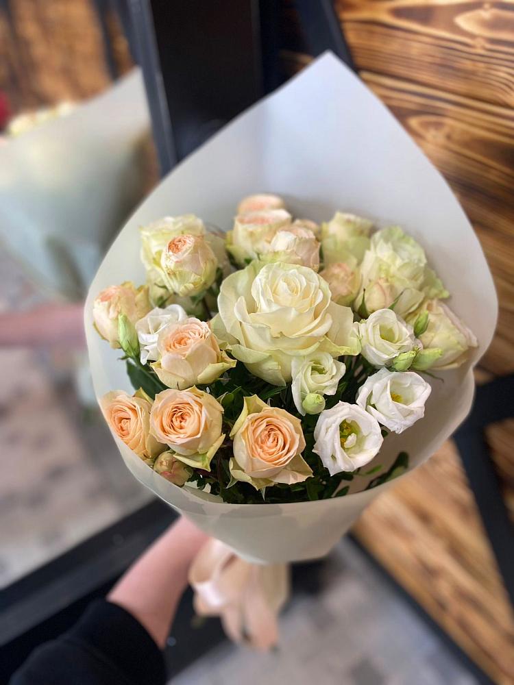 Букет цветов из: Розы и Лизиантусы в Кусье-Александровский